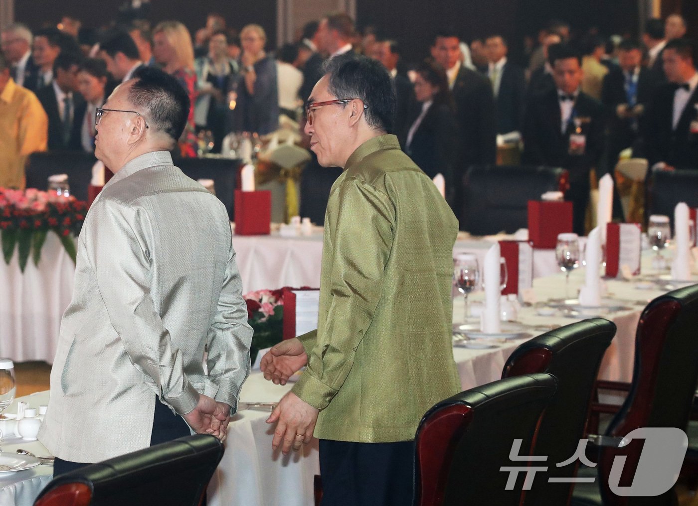 본문 이미지 - 26일(현지시간) 라오스 비엔티안 내셔널컨벤션센터(NCC)에서 열린 제57차 아세안(ASEAN) 외교장관회의 갈라 만찬에서 조태열 외교부 장관이 리영철 주라오스 북한 대사에게 다가가 말을 걸자 리 대사가 고개조차 돌아보지 않은 채 모르쇠로 일관하고 있다. 2024.7.26/뉴스1 ⓒ News1 오대일 기자