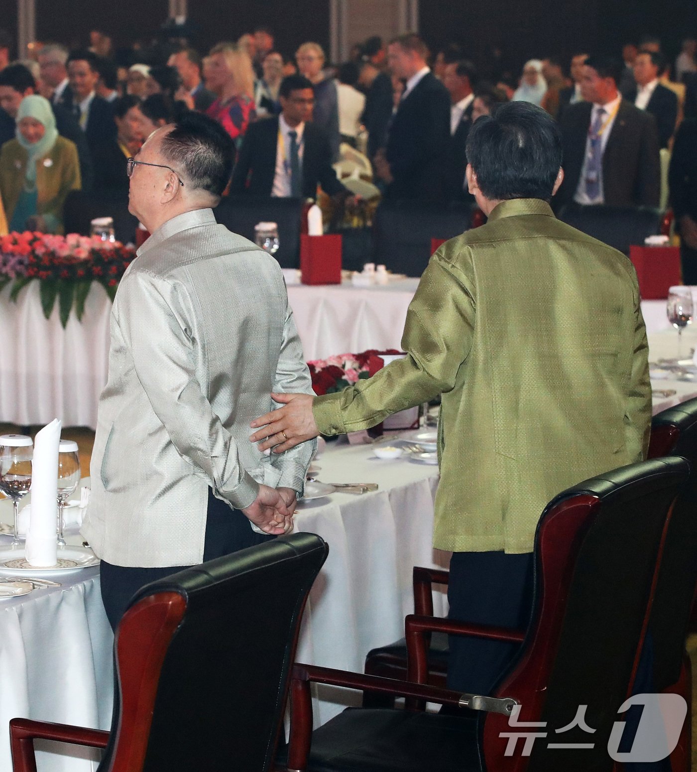 본문 이미지 - 26일(현지시간) 라오스 비엔티안 내셔널컨벤션센터(NCC)에서 열린 제57차 아세안(ASEAN) 외교장관회의 갈라 만찬에서 조태열 외교부 장관이 리영철 주라오스 북한 대사에게 다가가 말을 걸자 리 대사가 고개조차 돌아보지 않은 채 모르쇠로 일관하고 있다. 2024.7.26/뉴스1 ⓒ News1 오대일 기자