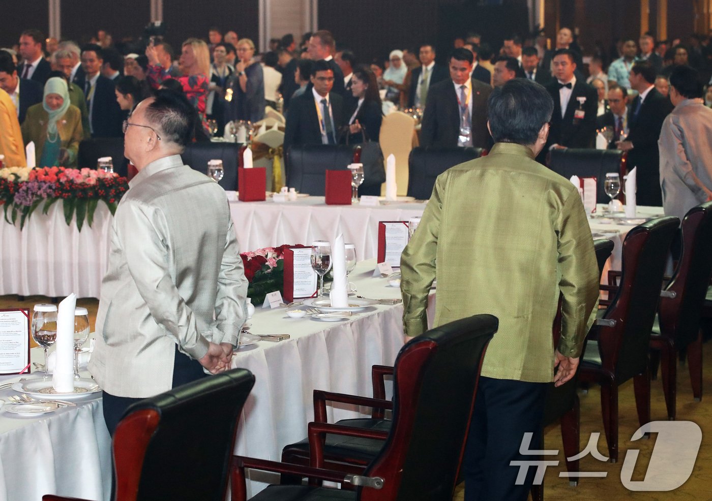 본문 이미지 - 26일(현지시간) 라오스 비엔티안 내셔널컨벤션센터(NCC)에서 열린 제57차 아세안(ASEAN) 외교장관회의 갈라 만찬에서 조태열 외교부 장관이 리영철 주라오스 북한 대사에게 다가가 말을 걸다 리 대사가 고개조차 돌아보지 않은 채 모르쇠로 일관하자 다시 자리로 돌아가고 있다. 2024.7.26/뉴스1 ⓒ News1 오대일 기자