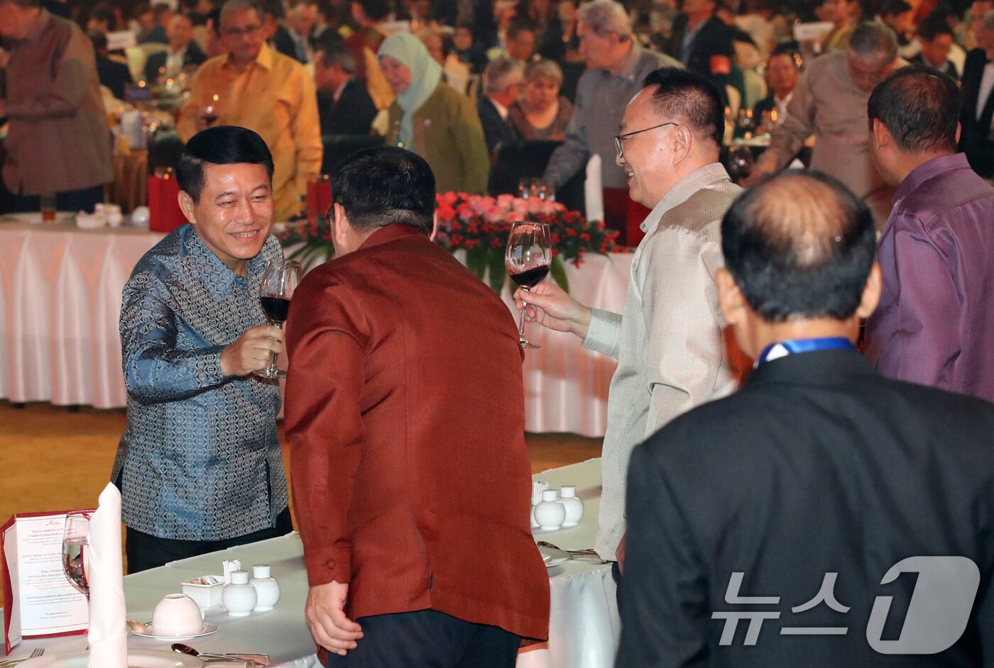 본문 이미지 - 리영철 주라오스 북한 대사가 26일(현지시간) 라오스 비엔티안 내셔널컨벤션센터(NCC)에서 열린 아세안 외교장관회의 갈라 만찬에서 살름싸이 꼼마싯 라오스 외교장관과 환한 얼굴로 건배하고 있다. 2024.7.26/뉴스1 ⓒ News1 오대일 기자