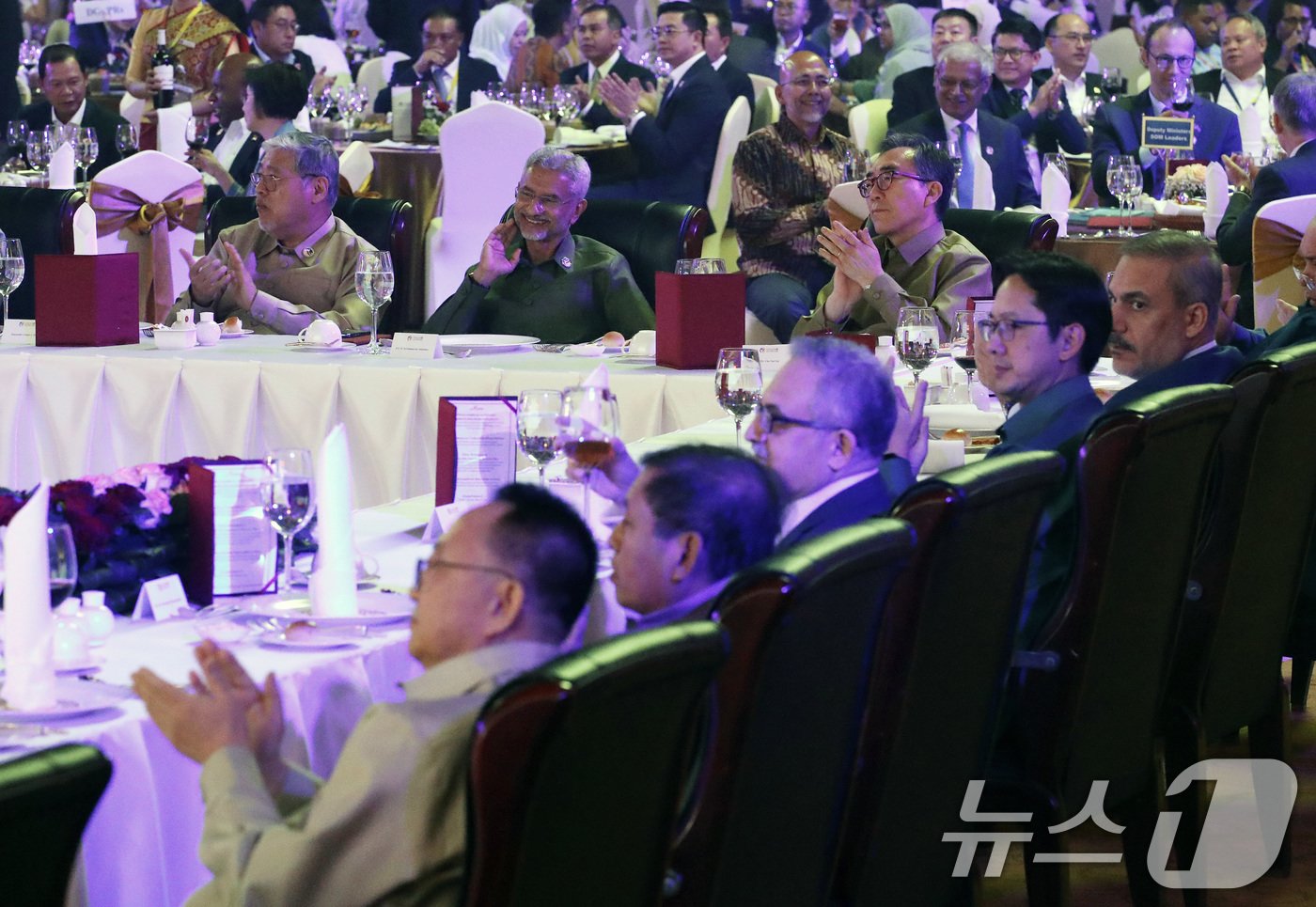 본문 이미지 - 26일(현지시간) 라오스 비엔티안 내셔널컨벤션센터(NCC)에서 열린 제57차 아세안(ASEAN) 외교장관회의 갈라 만찬에서 조태열 외교부 장관과 리영철 주라오스 북한 대사가 라오스 외교장관의 만찬사를 들으며 나란히 박수치고 있다. 2024.7.26/뉴스1 ⓒ News1 오대일 기자