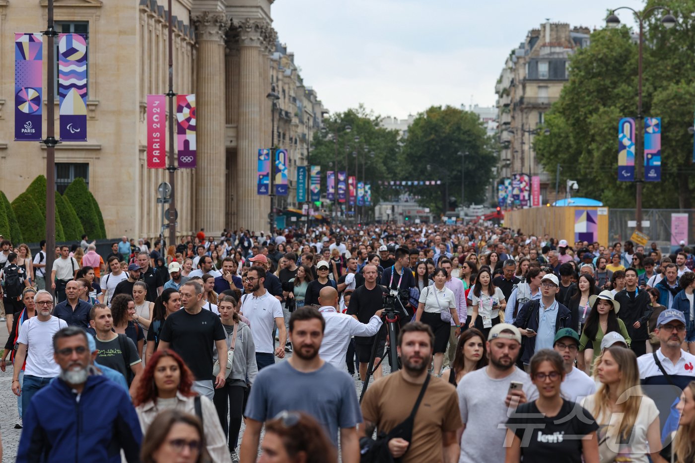 본문 이미지 - 2024 파리 올림픽 개막일인 27일(한국시간) 프랑스 파리 에펠탑 뒷 편의 군사대학 앞 도로가 개막식을 직관하기 위한 인파들로 북적이고 있다. 2024.7.27/뉴스1 ⓒ News1 이준성 기자