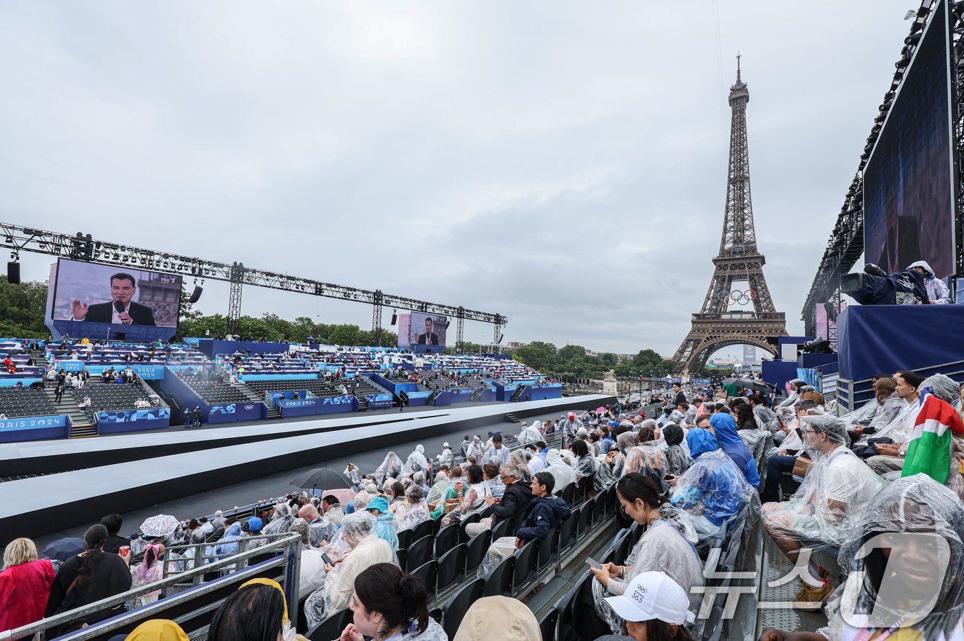 본문 이미지 - 27일(한국시간) 프랑스 파리 트로카데로 광장에서 열릴 2024 파리 올림픽 개회식을 앞두고 비가 내리고 있다. 2024.7.27/뉴스1 ⓒ News1 이동해 기자