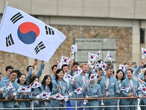 비내리는 센강 위 펄럭이는 태극기…한국, 48번째로 입장[올림픽]
