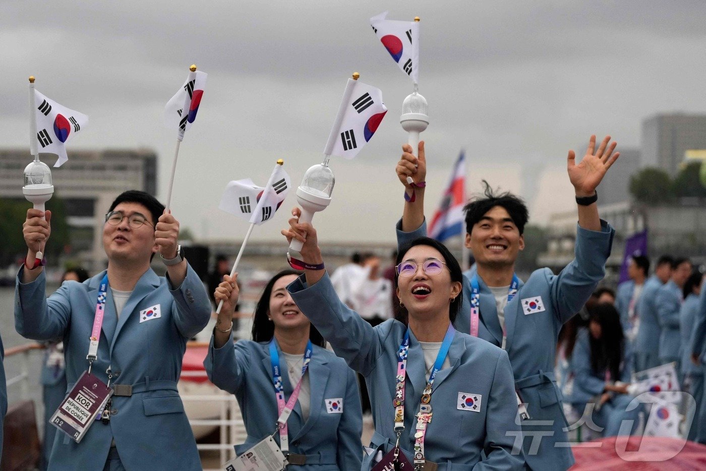 올림픽 개회식에서 태극기를 흔들고 있는 한국 선수단ⓒ AFP=뉴스1