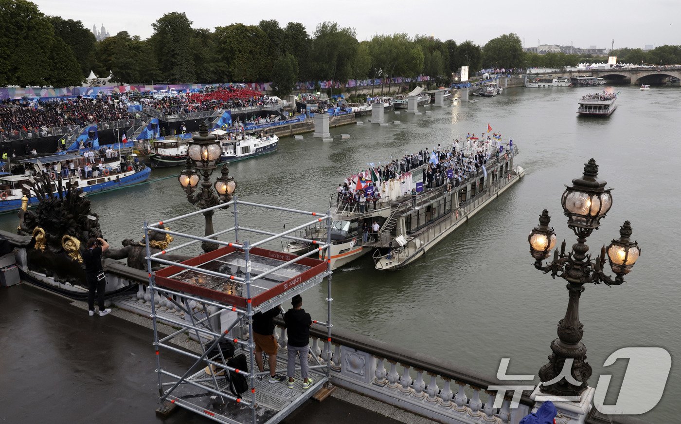 본문 이미지 - 2024 파리 올림픽 개회식이 열린 27일(한국시각) 프랑스 파리 센강에서 각국 선수단을 태운 보트가 트로카데로 광장을 향해 수상 행진을 하고 있다. (공동취재) 2024.7.27/뉴스1 ⓒ News1 이동해 기자