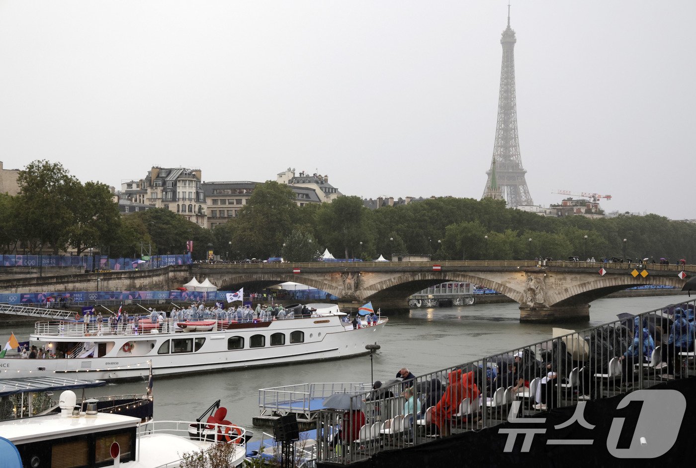 본문 이미지 - 2024 파리 올림픽 개회식이 열린 27일(한국시각) 프랑스 파리 센강에서 대한민국 선수단을 태운 보트가 트로카데로 광장을 향해 수상 행진을 하고 있다. (공동취재) 2024.7.27/뉴스1 ⓒ News1 이동해 기자