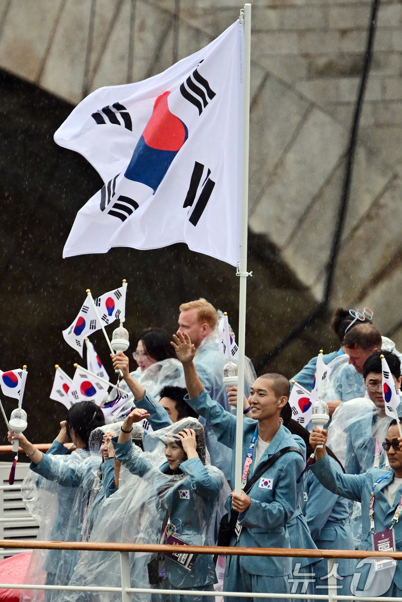 (파리(프랑스)=뉴스1) 이동해 기자 = 대한민국 올림픽 선수단의 기수 우상혁(오른쪽)과 김서영이 27일(한국시간) 프랑스 파리 센강 일대에서 열린 2024 파리올림픽 개회식에 참 …