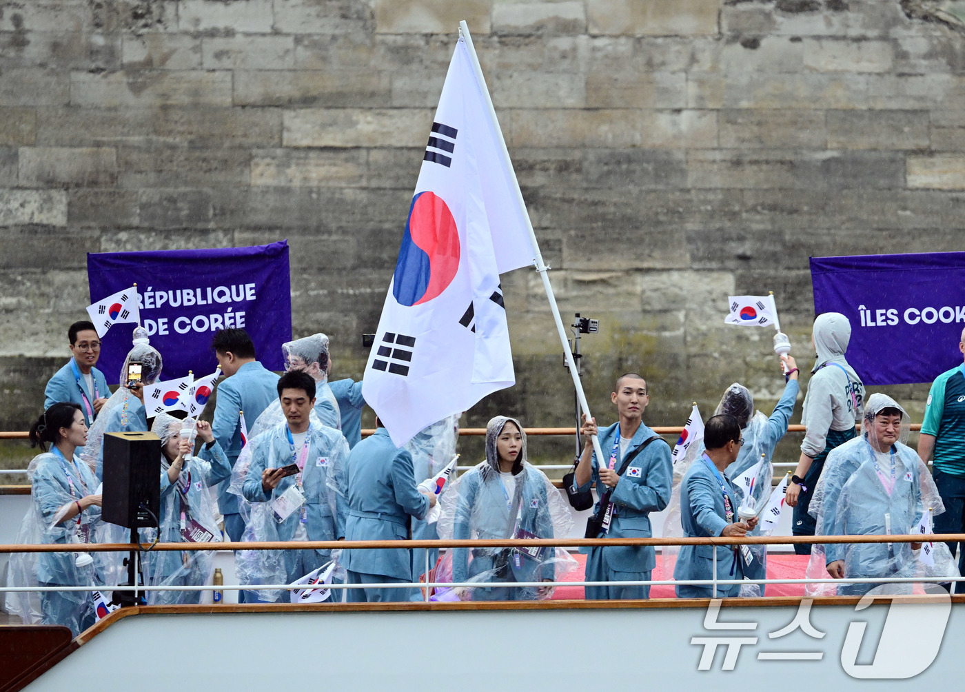 (파리(프랑스)=뉴스1) 이동해 기자 = 대한민국 올림픽 선수단의 기수 우상혁(오른쪽)과 김서영이 27일(한국시간) 프랑스 파리 센강 일대에서 열린 2024 파리올림픽 개회식에 참 …