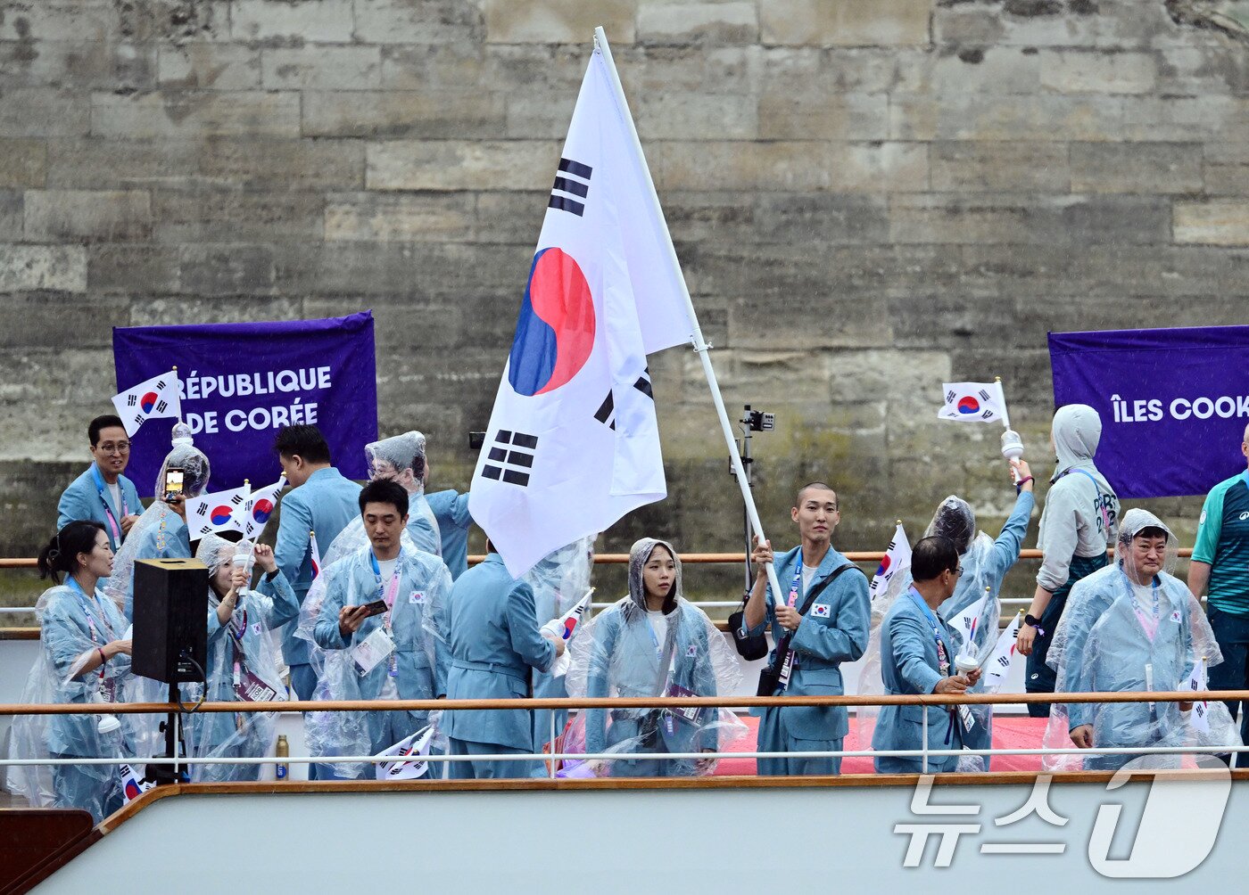 본문 이미지 - 대한민국 올림픽 선수단의 기수 우상혁(오른쪽)과 김서영이 27일(한국시간) 프랑스 파리 센강 일대에서 열린 2024 파리올림픽 개회식에 참석하기 위해 배를 타고 이동하고 있다. (공동취재) 2024.7.27/뉴스1 ⓒ News1 이동해 기자