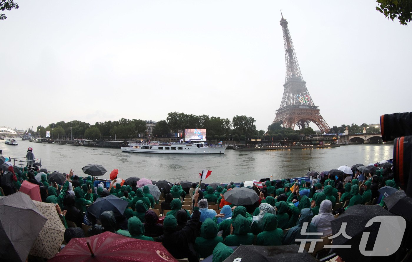 본문 이미지 - 2024 파리 올림픽 개회식이 열린 27일(한국시각) 프랑스 파리 센강에서 대한민국 선수단을 태운 보트가 트로카데로 광장을 향해 수상 행진을 하고 있다. (공동취재) 2024.7.27/뉴스1 ⓒ News1 이동해 기자