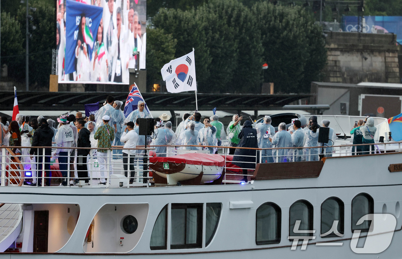 (파리(프랑스)=뉴스1) 이동해 기자 = 2024 파리 올림픽 개회식이 열린 27일(한국시각) 프랑스 파리 센강에서 대한민국 선수단을 태운 보트가 트로카데로 광장을 향해 수상 행진 …