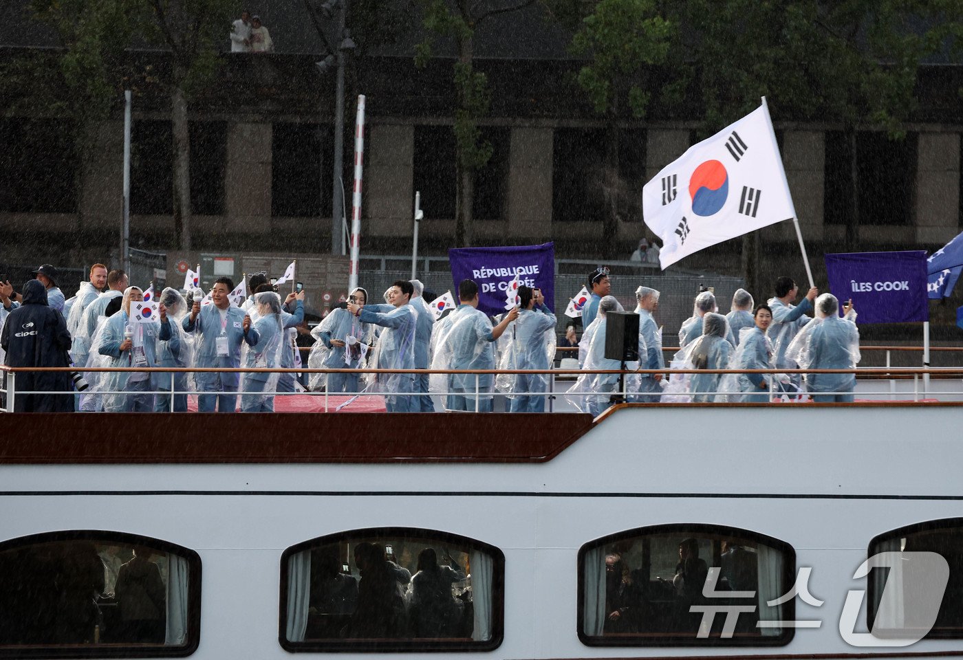 본문 이미지 - 2024 파리 올림픽 개회식이 열린 27일(한국시각) 프랑스 파리 센강에서 대한민국 선수단을 태운 보트가 트로카데로 광장을 향해 수상 행진을 하고 있다. (공동취재) 2024.7.27 ⓒ 뉴스1 이동해 기자