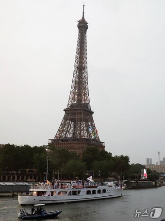 본문 이미지 - 2024 파리 올림픽 개회식이 열린 27일&#40;한국시각&#41; 프랑스 파리 센강에서 대한민국 선수단을 태운 보트가 트로카데로 광장을 향해 수상 행진을 하고 있다. &#40;공동취재&#41; 2024.7.27/뉴스1 ⓒ News1 이동해 기자