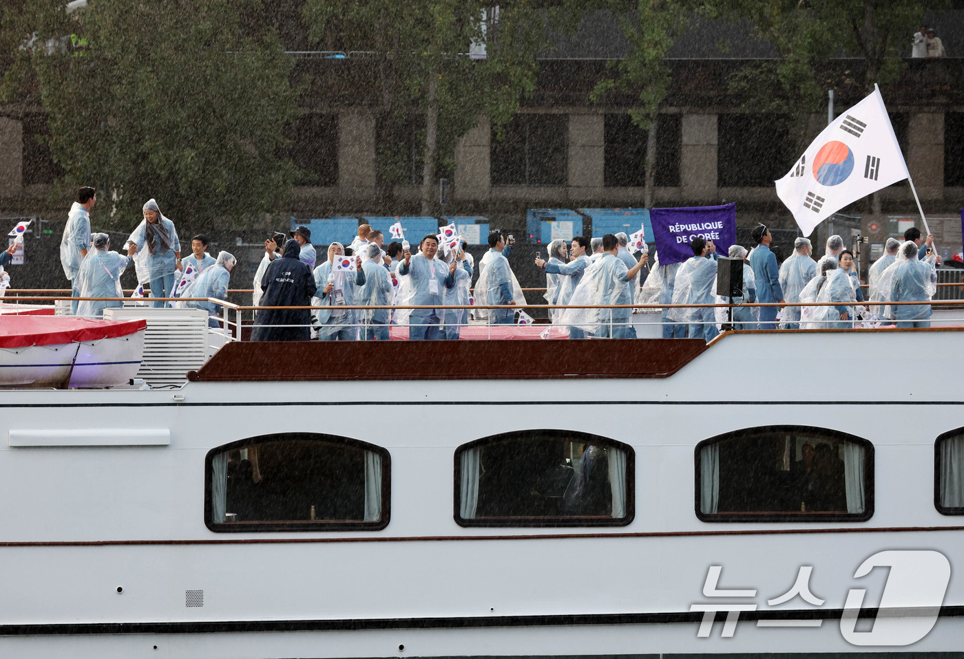 (파리(프랑스)=뉴스1) 이동해 기자 = 2024 파리 올림픽 개회식이 열린 27일(한국시각) 프랑스 파리 센강에서 대한민국 선수단을 태운 보트가 트로카데로 광장을 향해 수상 행진 …