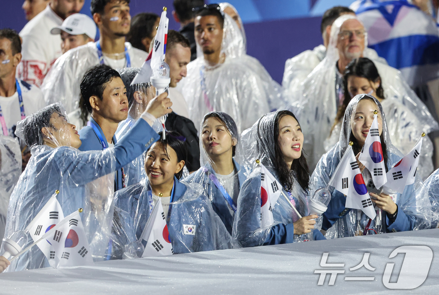 (파리(프랑스)=뉴스1) 이동해 기자 = 2024 파리올림픽 개회식이 열린 27일(한국시간) 프랑스 파리 센강을 따라 선상행진을 마친 대한민국 선수들이 트로카데로광장에 설치된 개회 …