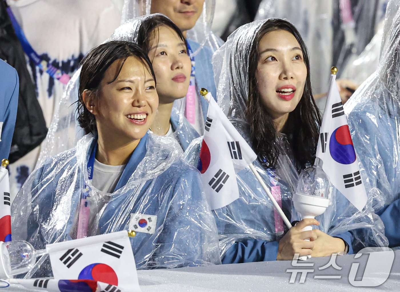 본문 이미지 - 2024 파리올림픽 개회식이 열린 27일(한국시간) 프랑스 파리 센강을 따라 선상행진을 마친 대한민국 선수들이 트로카데로광장에 설치된 개회식장에 들어서 있다. 2024.7.27/뉴스1 ⓒ News1 이동해 기자