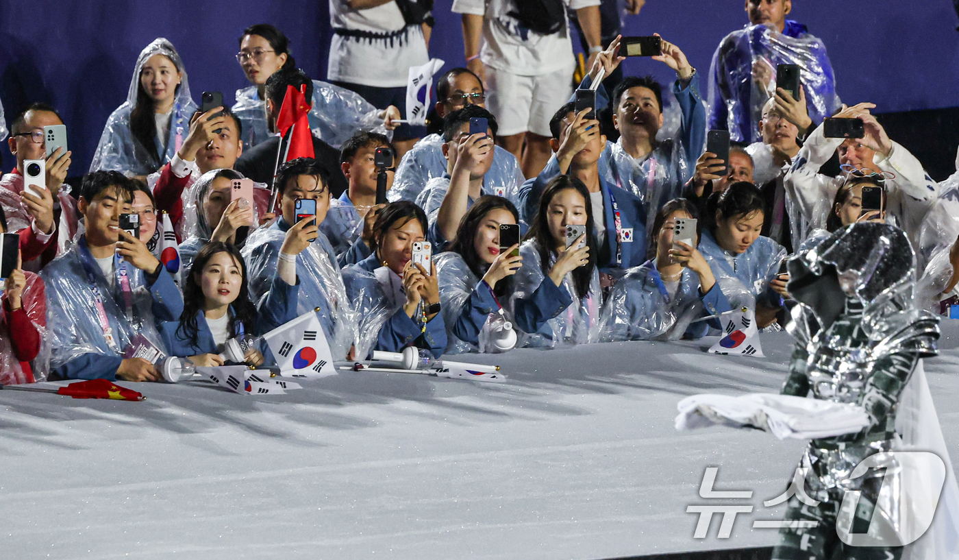 (파리(프랑스)=뉴스1) 이동해 기자 = 27일(한국시간) 프랑스 파리 트로카데로 광장에서 열린 2024 파리 올림픽 개회식에서 대한민국 선수단이 올림픽기를 손에 든 여성기사를 바 …