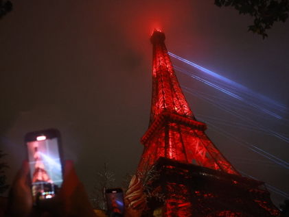 '2024 파리 올림픽 개회' 불 밝힌 에펠탑
