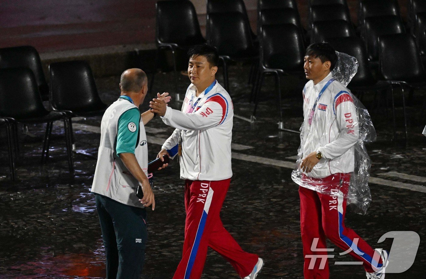 27일&#40;한국시간&#41; 프랑스 파리 트로카데로 광장에서 열린 2024 파리 올림픽 개회식에서 북한 선수단이 입장하고 있다. &#40;공동취재&#41; 2024.7.27/뉴스1 ⓒ News1 이동해 기자