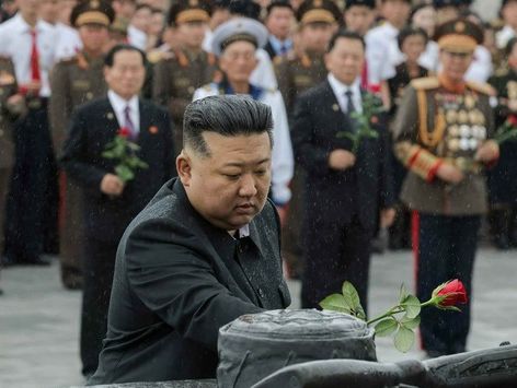 北 김정은, 참전군인들과 한국전쟁 전사자 묘 참배…전승절 71주년