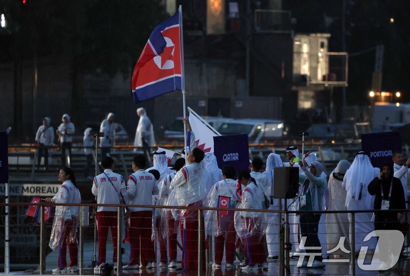 202 4파리올림픽 개회식이 열린 27일&#40;한국시간&#41; 프랑스 파리 센강에서 북한 선수단이 배를 타고 입장하고 있다. &#40;공동취재&#41; 2024.7.27/뉴스1 ⓒ News1 이동해 기자