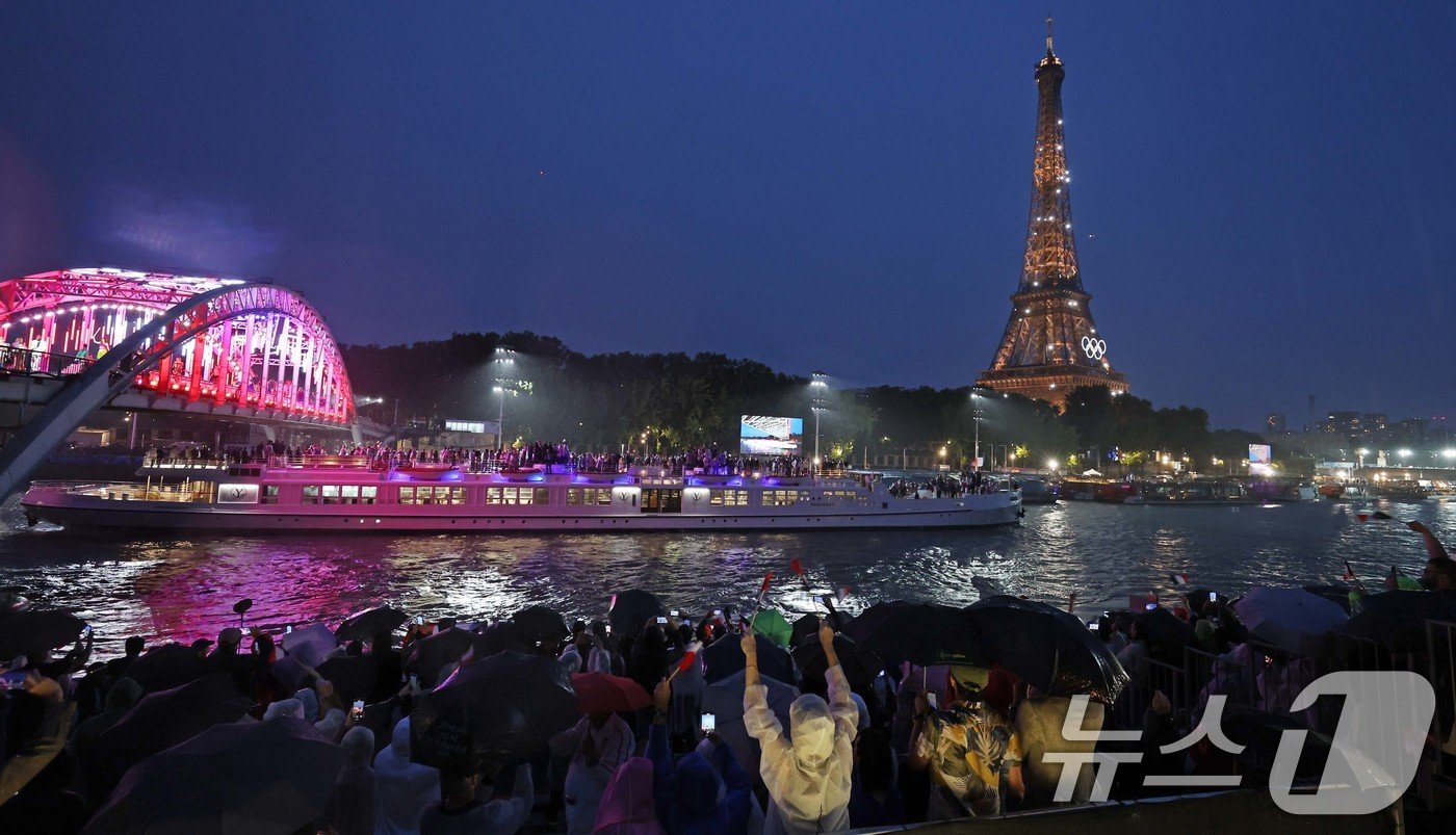 본문 이미지 - 2024 파리 올림픽 개회식이 열린 27일(한국시각) 프랑스 파리 센강에서 개최국인 프랑스 선수단을 태운 보트가 트로카데로 광장을 향해 수상 행진을 하고 있다. (공동취재) 2024.7.27/뉴스1 ⓒ News1 이동해 기자