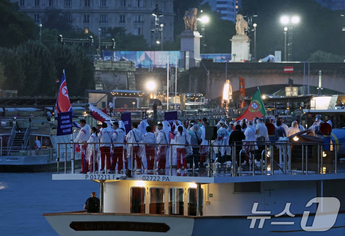 (파리(프랑스)=뉴스1) 이동해 기자 = 2024 파리 올림픽 개회식이 열린 27일(한국시간) 프랑스 파리 센강에서 북한 선수단이 배를 타고 입장하고 있다. (공동취재) 2024. …