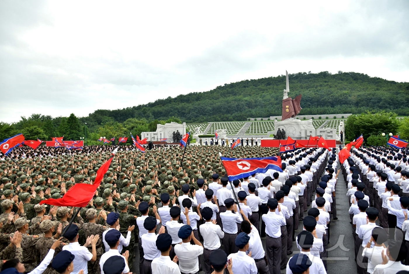 (평양 노동신문=뉴스1) = 북한 노동당 기관지 노동신문은 전승절(한국전쟁 정전협정체결일) 71주년을 맞은 27일 "전승세대의 넋을 계승해 나가기 위한 청년전위들의 결의모임이 26 …