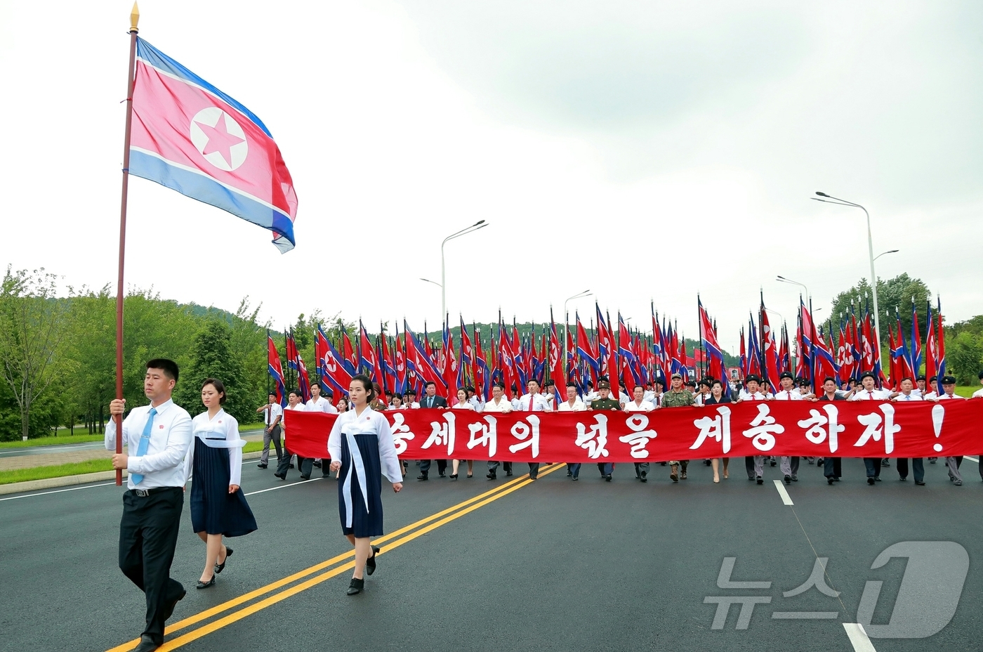 (평양 노동신문=뉴스1) = 북한 노동당 기관지 노동신문은 전승절(한국전쟁 정전협정체결일) 71주년을 맞은 27일 "전승 71돌에 즈음한 청년전위들의 계승의 행진이 지난 26일 조 …