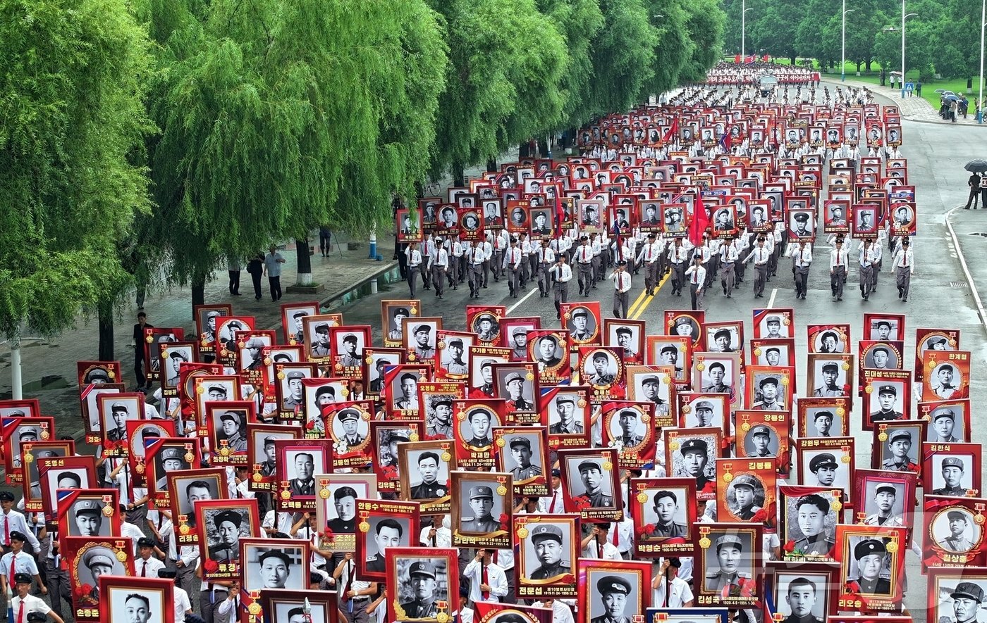 본문 이미지 - (평양 노동신문=뉴스1) = 북한 노동당 기관지 노동신문은 전승절(한국전쟁 정전협정체결일) 71주년을 맞은 27일 "전승 71돌에 즈음한 청년전위들의 계승의 행진이 지난 26일 조국해방전쟁참전열사묘 앞에서부터 진행됐다＂라고 보도했다. [국내에서만 사용가능. 재배포 금지. DB 금지. For Use Only in the Republic of Korea. Redistribution Prohibited] rodongphoto@news1.kr