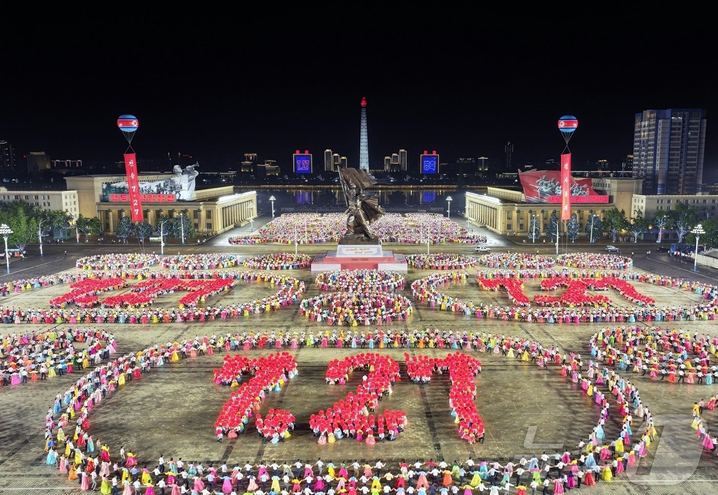 본문 이미지 - (평양 노동신문=뉴스1) = 북한 노동당 기관지 노동신문은 전승절(한국전쟁 정전협정체결일) 71주년을 맞은 27일 "애국 청년들의 기개를 안고 수도의 열혈 청춘들이 지난 26일 김일성광장으로 모였다＂면서 ＂전승절을 맞아 수도 평양에서 청년학생들의 경축무도회와 축포야회가 진행됐다＂라고 보도했다. [국내에서만 사용가능. 재배포 금지. DB 금지. For Use Only in the Republic of Korea. Redistribution Prohibited] rodongphoto@news1.kr