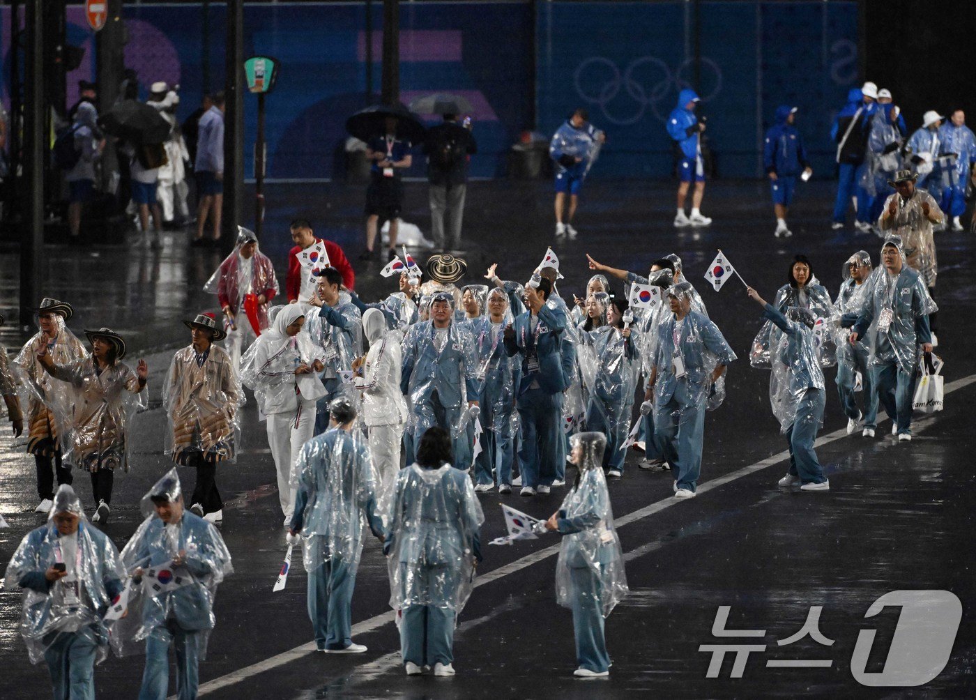 본문 이미지 - 2024 파리올림픽 개회식이 열린 27일(한국시간) 프랑스 파리 센강을 따라 선상행진을 마친 대한민국 선수들이 트로카데로광장에 설치된 개회식장에 들어서고 있다. (공동취재) 2024.7.27/뉴스1 ⓒ News1 이동해 기자