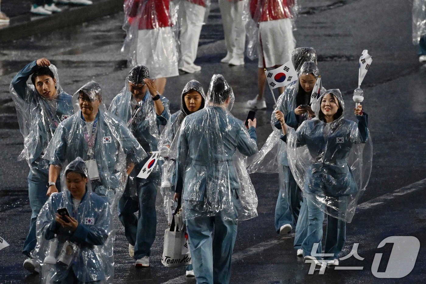 본문 이미지 - 2024 파리올림픽 개회식이 열린 27일(한국시간) 프랑스 파리 센강을 따라 선상행진을 마친 대한민국 선수들이 트로카데로광장에 설치된 개회식장에 들어서고 있다. (공동취재) 2024.7.27/뉴스1 ⓒ News1 이동해 기자