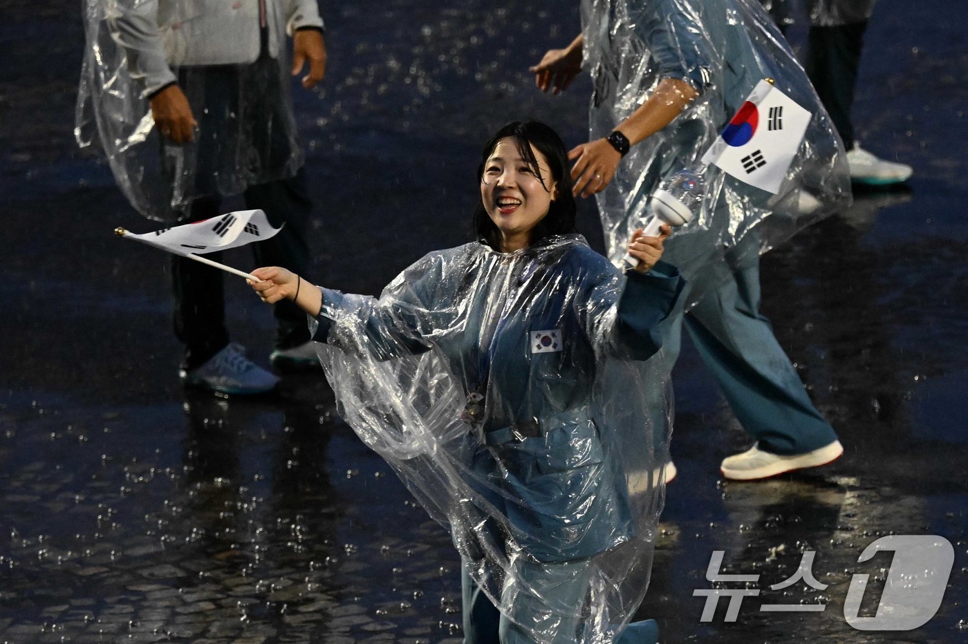 (파리(프랑스)=뉴스1) 이동해 기자 = 2024 파리올림픽 개회식이 열린 27일(한국시간) 프랑스 파리 센강을 따라 선상행진을 마친 대한민국 선수들이 트로카데로광장에 설치된 개회 …