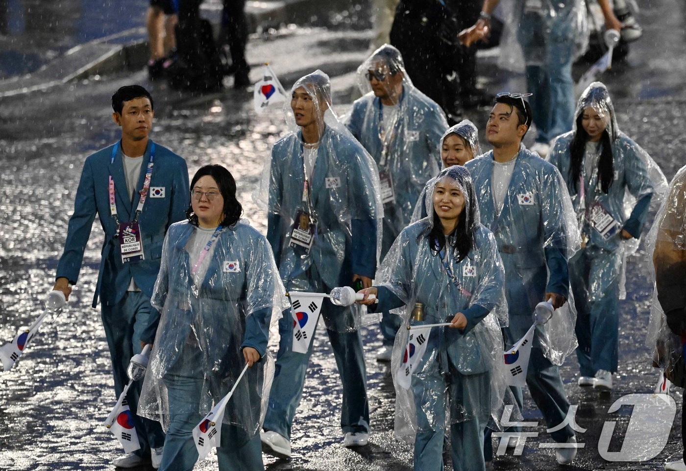 (파리(프랑스)=뉴스1) 이동해 기자 = 2024 파리올림픽 개회식이 열린 27일(한국시간) 프랑스 파리 센강을 따라 선상행진을 마친 대한민국 선수들이 트로카데로광장에 설치된 개회 …