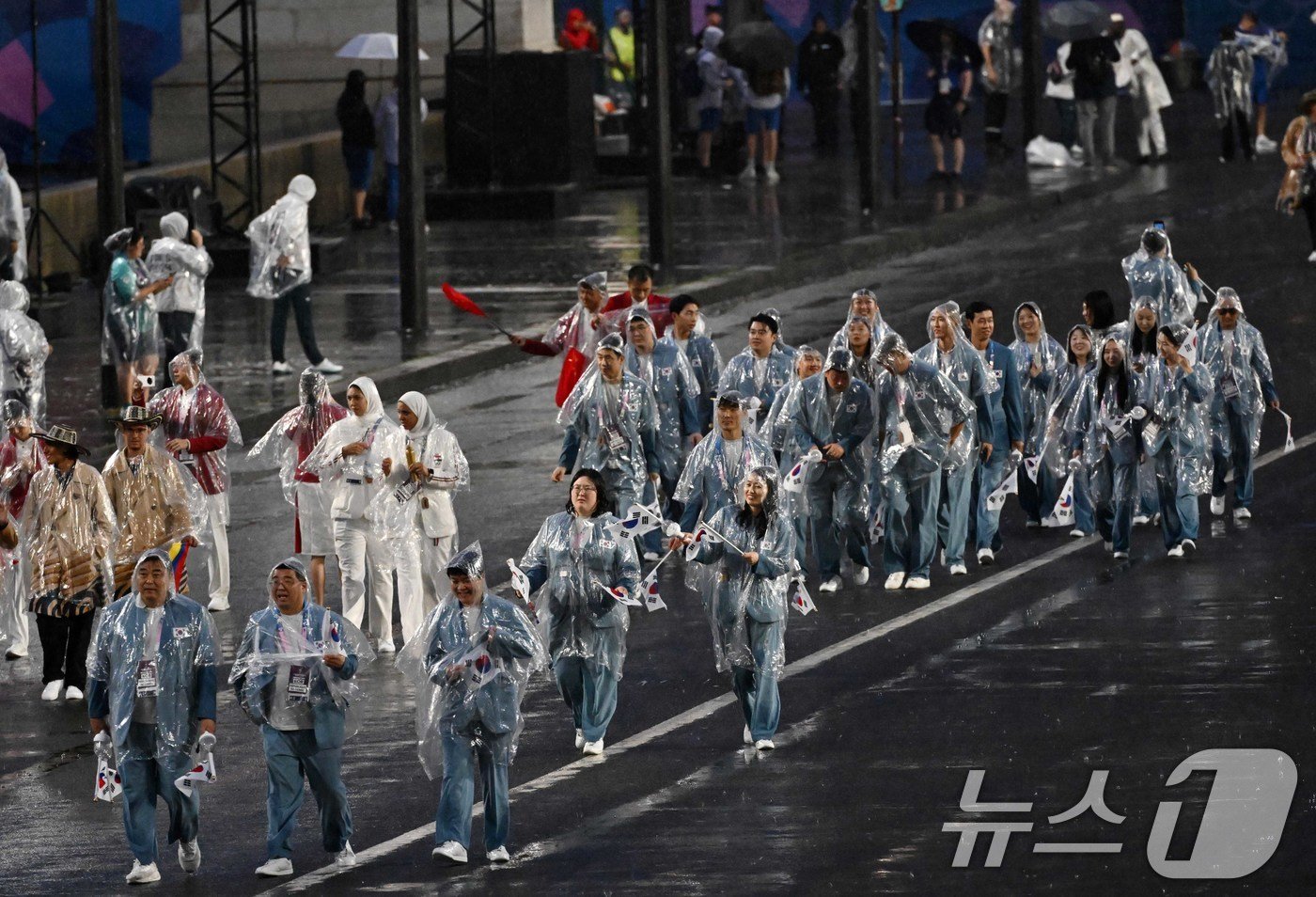 2024 파리올림픽 개회식이 열린 27일&#40;한국시간&#41; 프랑스 파리 센강을 따라 선상행진을 마친 대한민국 선수들이 트로카데로광장에 설치된 개회식장에 들어서고 있다. &#40;공동취재&#41; 2024.7.27/뉴스1 ⓒ News1 이동해 기자