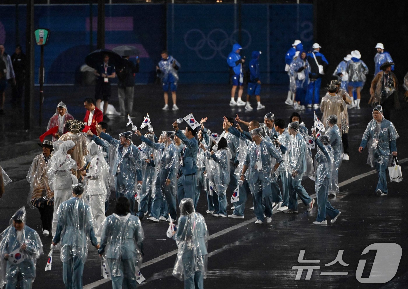 (파리(프랑스)=뉴스1) 이동해 기자 = 2024 파리올림픽 개회식이 열린 27일(한국시간) 프랑스 파리 센강을 따라 선상행진을 마친 대한민국 선수들이 트로카데로광장에 설치된 개회 …