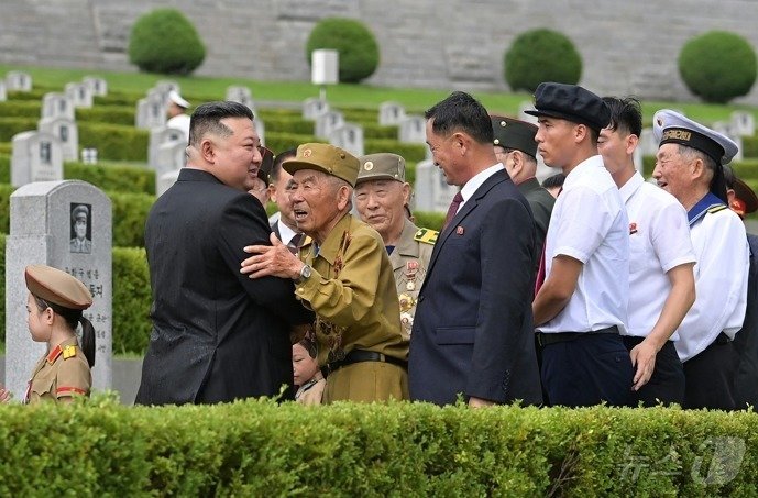 &#40;평양 노동신문=뉴스1&#41; =조국해방전쟁승리 71돌을 기념해 26일 참전군인과 혁명학원 원아들과 조국해방전쟁 참전열사묘를 찾은 김정은 노동당 총비서. [국내에서만 사용가능. 재배포 금지. DB 금지. For Use Only in the Republic of Korea. Redistribution Prohibited] rodongphoto@news1.kr