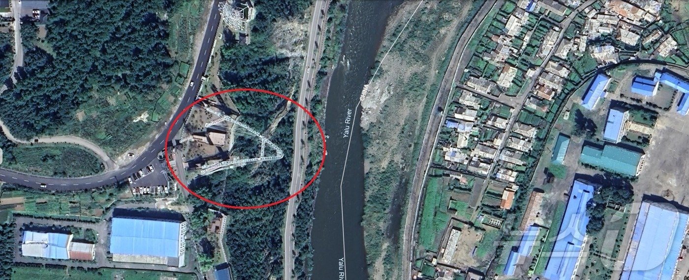 본문 이미지 - 중국 지린성 장백현 압록강변에 북한 혜산시를 한눈에 볼 수 있도록 관광 유리철탑이 설치돼 있다.  (구글어스)