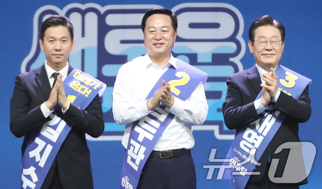 본문 이미지 - 김지수(왼쪽부터), 김두관, 이재명 더불어민주당 당대표 후보가 27일 오전 울산시 남구 문수체육관에서 열린 전국당원대회 울산지역 합동연설회에 참석해 박수를 치고 있다. 2024.7.27/뉴스1 ⓒ News1 조민주 기자