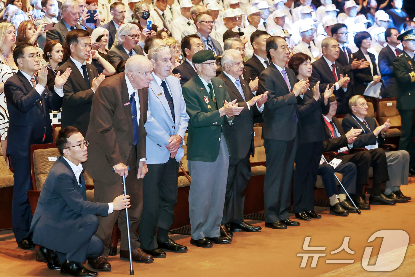 (서울=뉴스1) 민경석 기자 = 한덕수 국무총리를 비롯한 참석자들이 27일 오전 서울 영등포구 여의도 KBS홀에서 열린 '6·25전쟁 유엔군 참전의 날' 행사에서 참전국기가 입장하 …