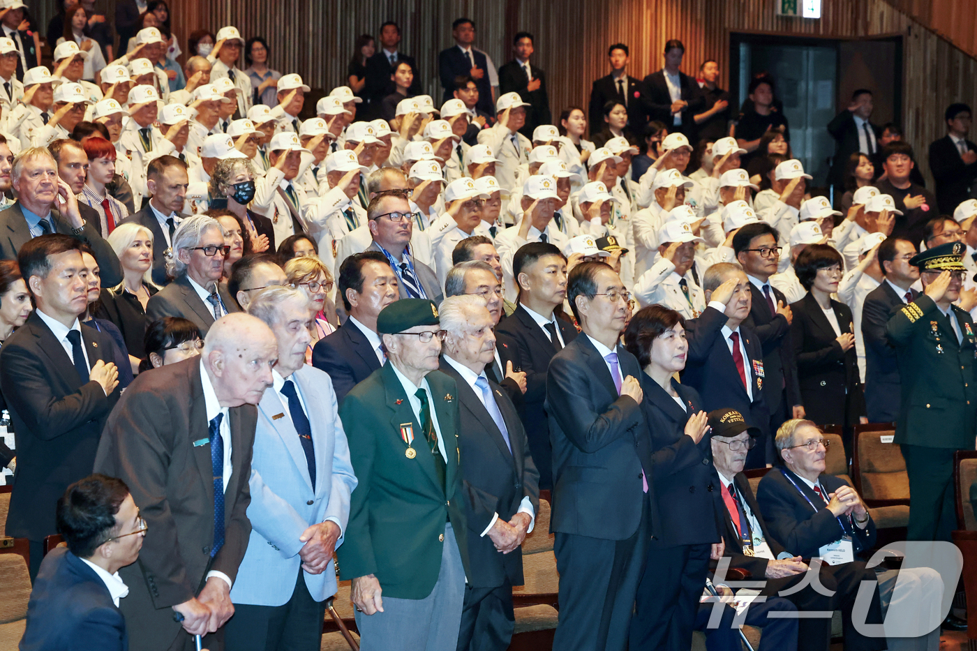 (서울=뉴스1) 민경석 기자 = 한덕수 국무총리를 비롯한 참석자들이 27일 오전 서울 영등포구 여의도 KBS홀에서 열린 '6·25전쟁 유엔군 참전의 날' 행사에서 국민의례를 하고 …