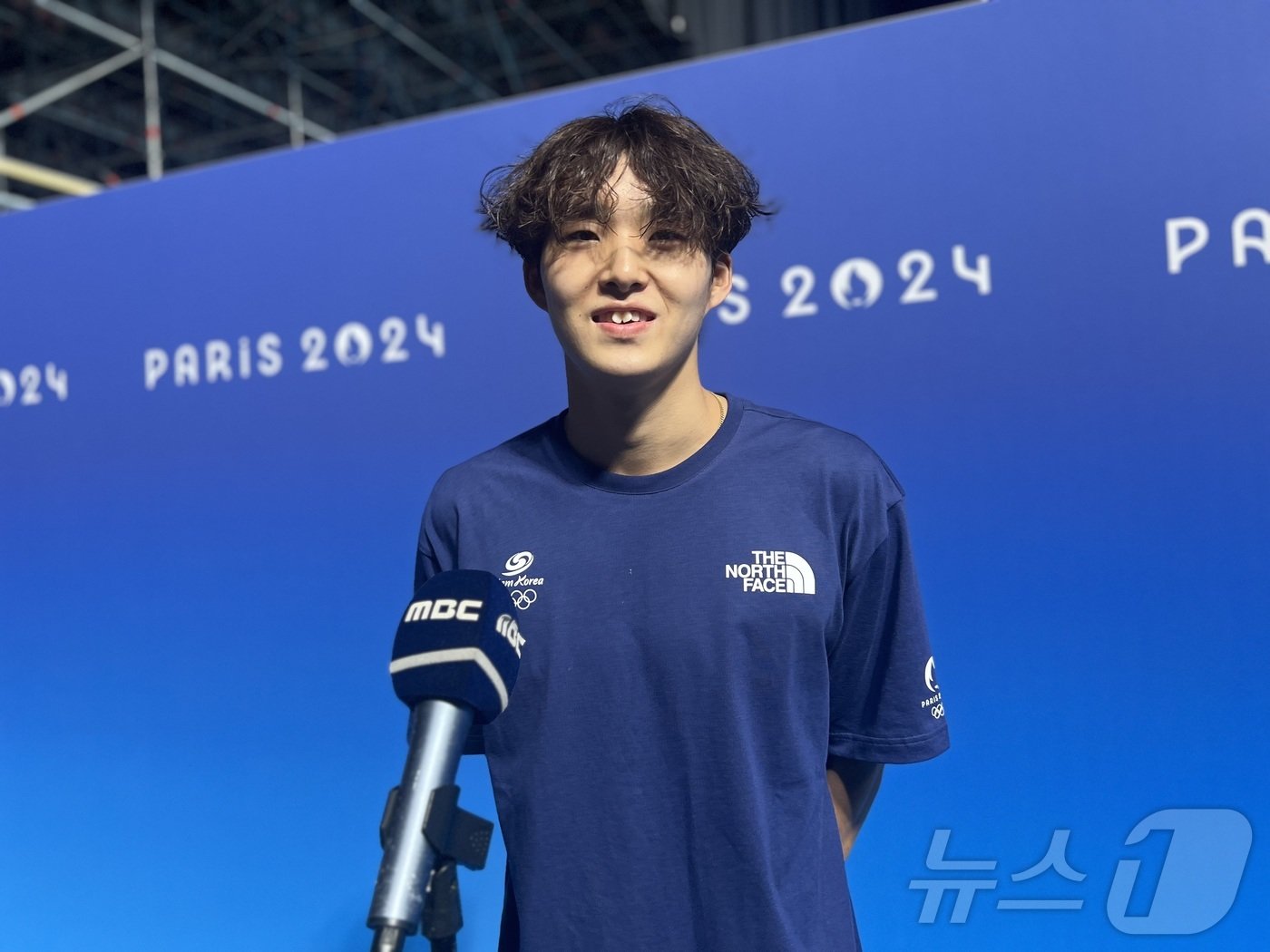본문 이미지 - 한국 취재진과 인터뷰하는 김우민. 2024.7.25/뉴스1 ⓒ News1 이상철 기자