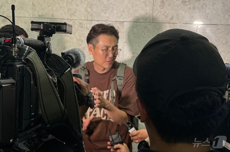 본문 이미지 - 27일 서울 강남구 티몬 본사 현장에서 취재진에 포착된 권도완 티몬 운영사업본부장이 추가 환불 계획에 대해 답하고 있다. 2024.7.26/뉴스1 ⓒ News1 이강 기자