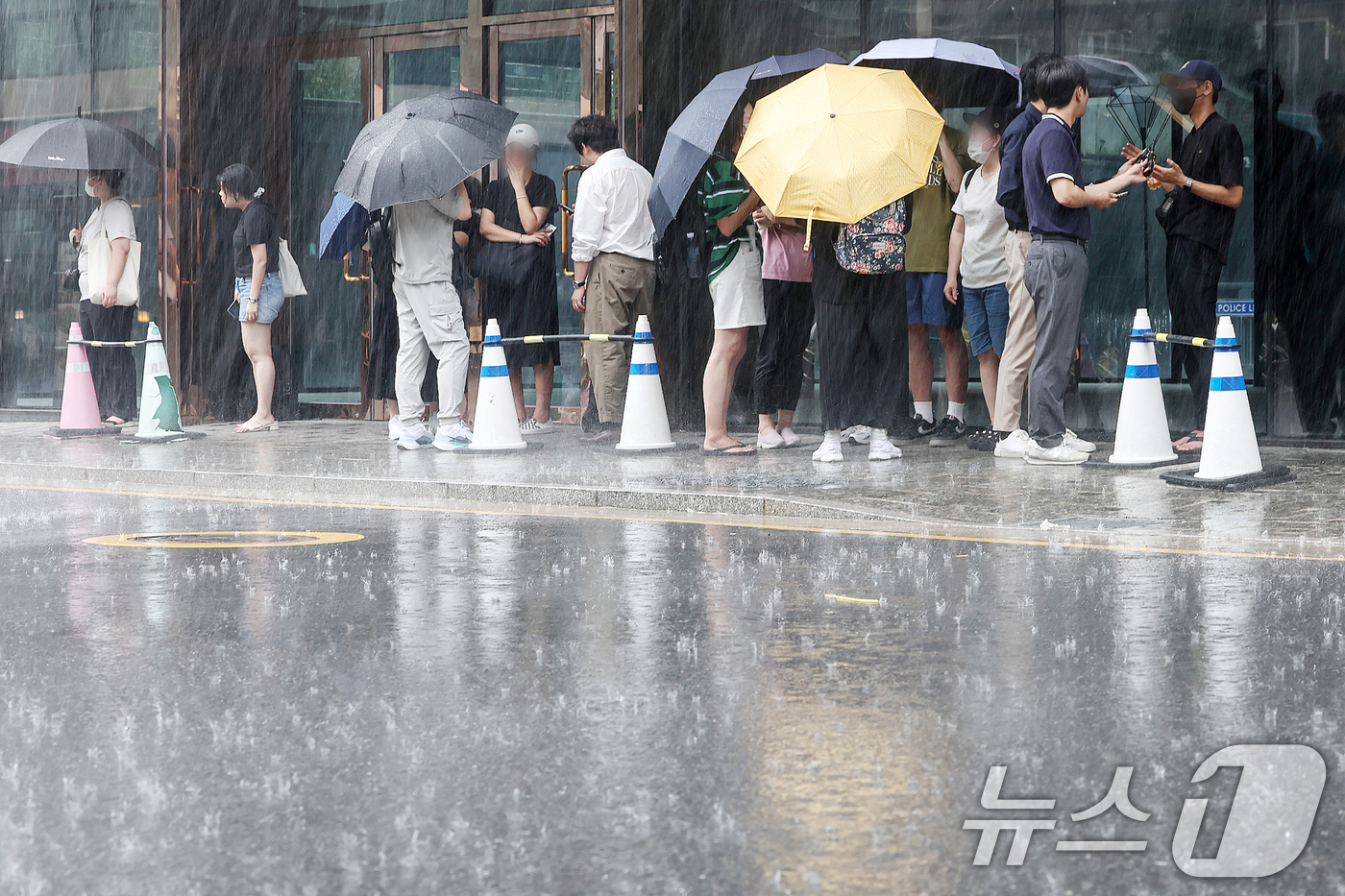 (서울=뉴스1) 민경석 기자 = 27일 오후 서울 강남구 티몬 신사옥 앞에서 '판매 대금 미정산 사태'로 피해를 입은 소비자들이 사측에 환불을 요구하며 기다리고 있다.피해자들은 전 …