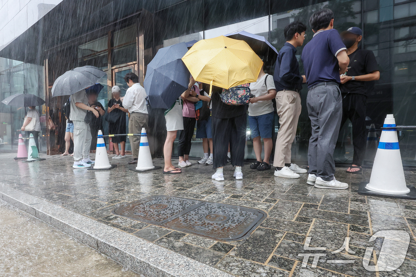 (서울=뉴스1) 민경석 기자 = 27일 오후 서울 강남구 티몬 신사옥 앞에서 '판매 대금 미정산 사태'로 피해를 입은 소비자들이 사측에 환불을 요구하며 기다리고 있다.피해자들은 전 …