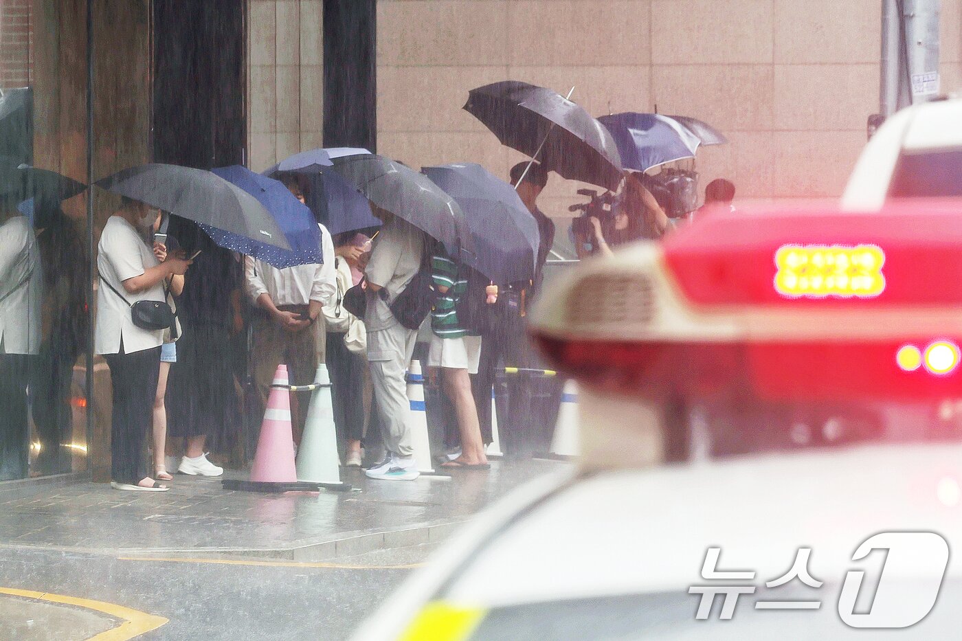 본문 이미지 - 27일 오후 서울 강남구 티몬 신사옥 앞에서 '판매 대금 미정산 사태'로 피해를 입은 소비자들이 사측에 환불을 요구하며 기다리고 있다. 피해자들은 전날 사측이 환불자금 부족을 이유로 10억원 이상 집행 불가 상황을 전하자 대거 귀가했으며, 건물 안에 남아있던 200여명도 이날 경찰에 의해 해산되며 사옥은 다시 폐쇄됐다. 2024.7.27/뉴스1 ⓒ News1 민경석 기자
