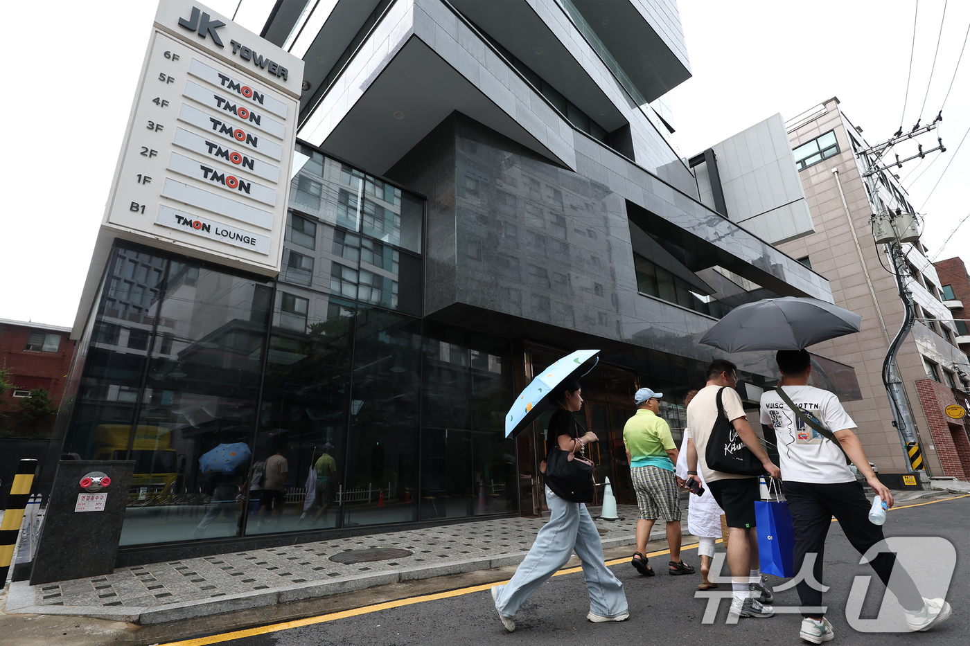 (서울=뉴스1) 민경석 기자 = 27일 오후 서울 강남구 티몬 신사옥 앞이 전날까지 '판매 대금 미정산 사태'로 피해를 입은 소비자들로 인해 붐비던 것과 달리 한산한 모습을 보이고 …