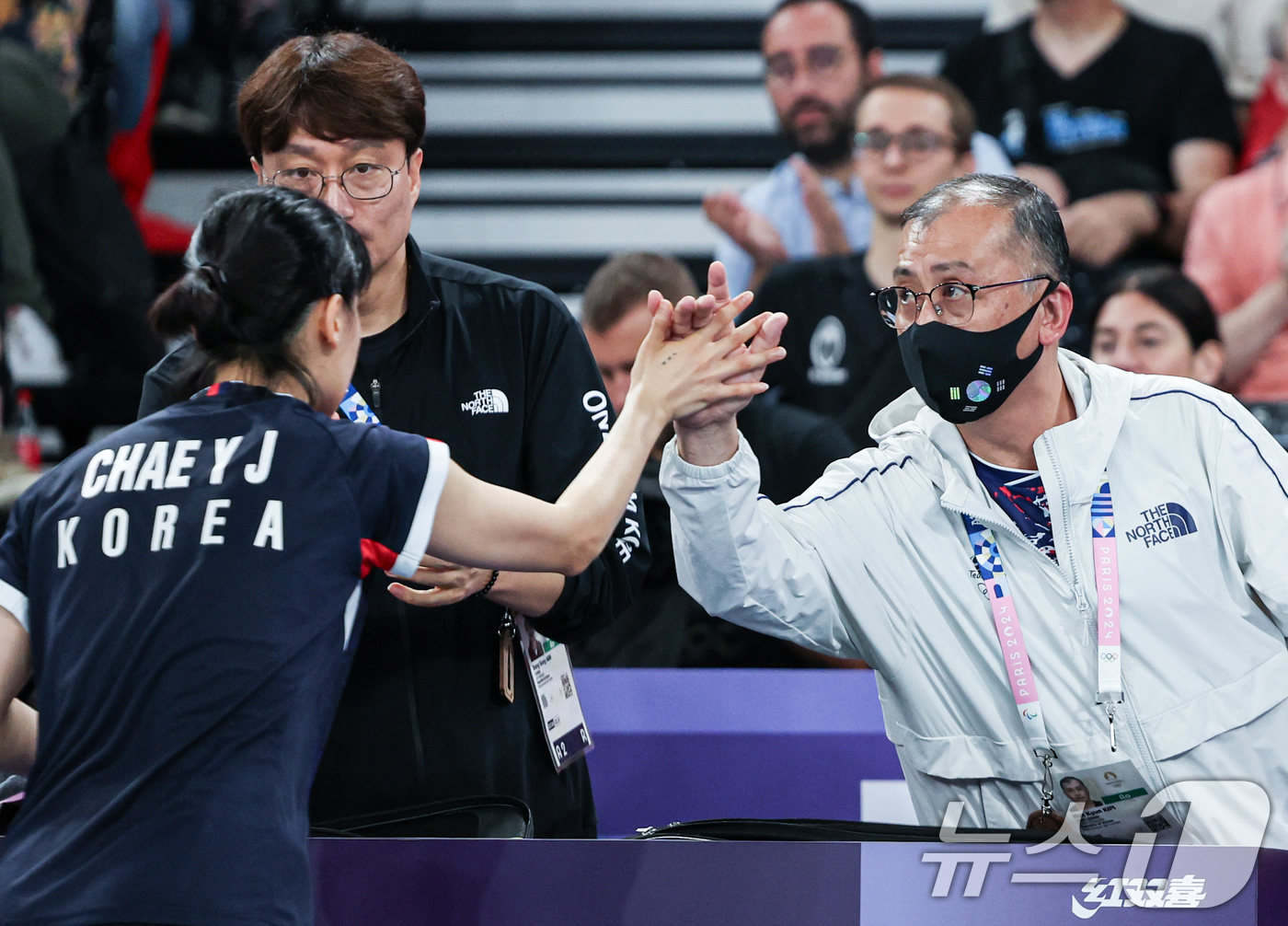 (파리(프랑스)=뉴스1) 박정호 기자 = 대한민국 배드민턴 대표팀 채유정 선수가 27일 오후(한국시간) 프랑스 파리 라 샤펠 아레나에서 열린 '2024 파리올림픽' 배드민턴 혼합복 …